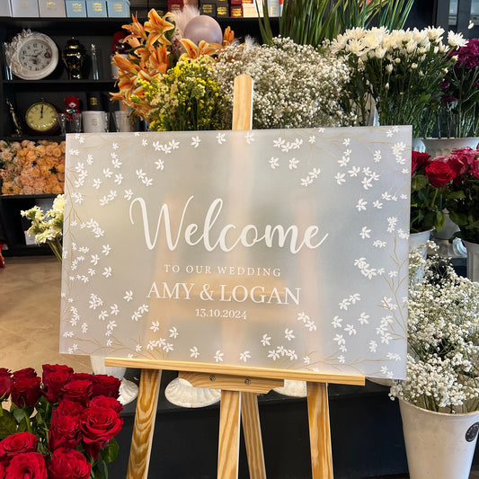 Timeless Acrylic Welcome Signs for Unforgettable Weddings
